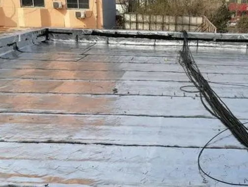 扎鲁特卫生间漏水维修公司分享下扎鲁特屋面楼顶防水刚性防水层施工要点。